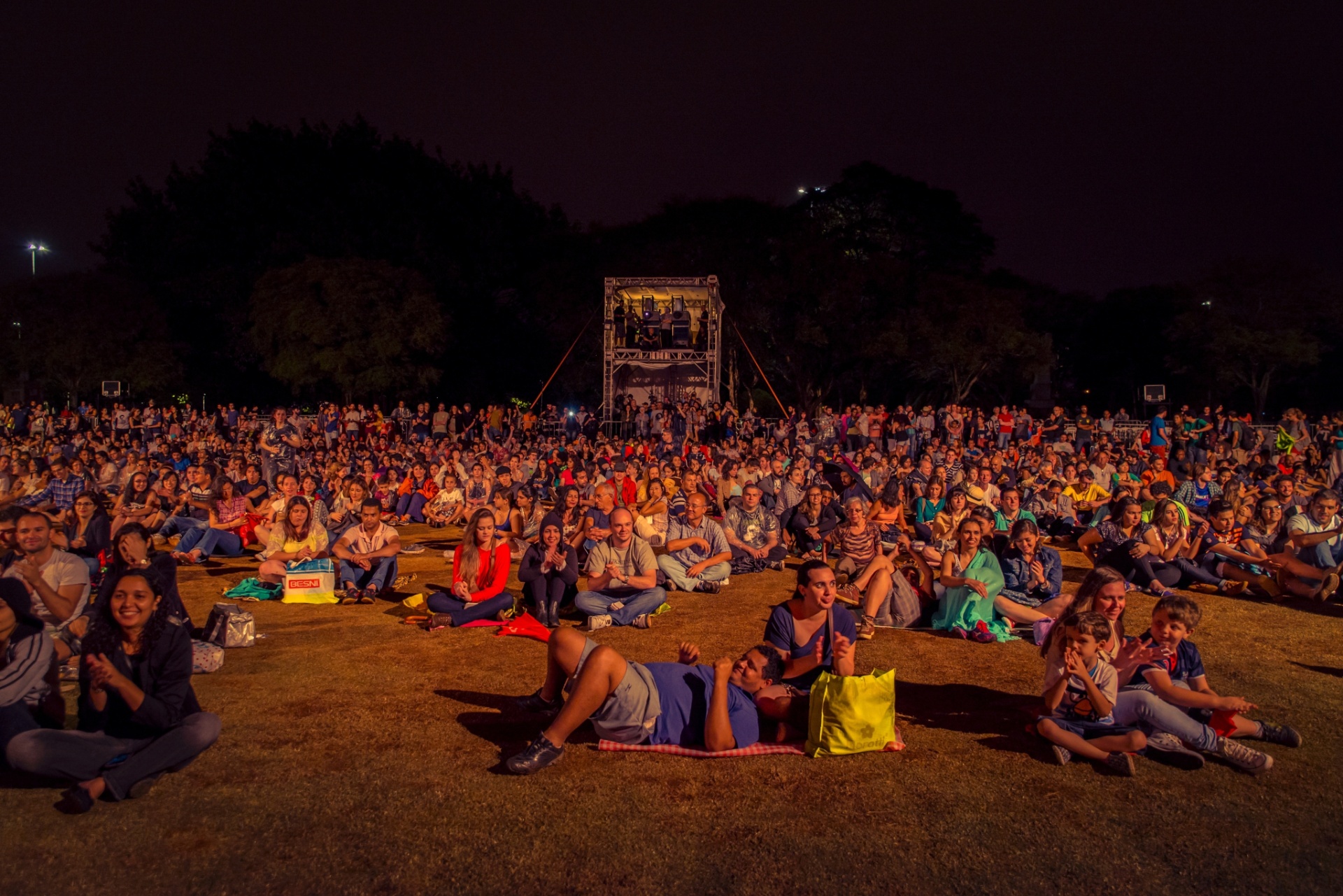1°.nov.2014 - O longa "O Circo", de Charlie Chaplin, foi exibido gratuitamente no parque Ibirapuera, acompanhado pela Orquestra Experimental de Repertório da Fundação Theatro Municipal de São Paulo. A homenagem aos 100 anos do personagem Carlitos marcou o encerramento da Mostra Internacional de Cinema de São Paulo - Rafael Roncato/UOL