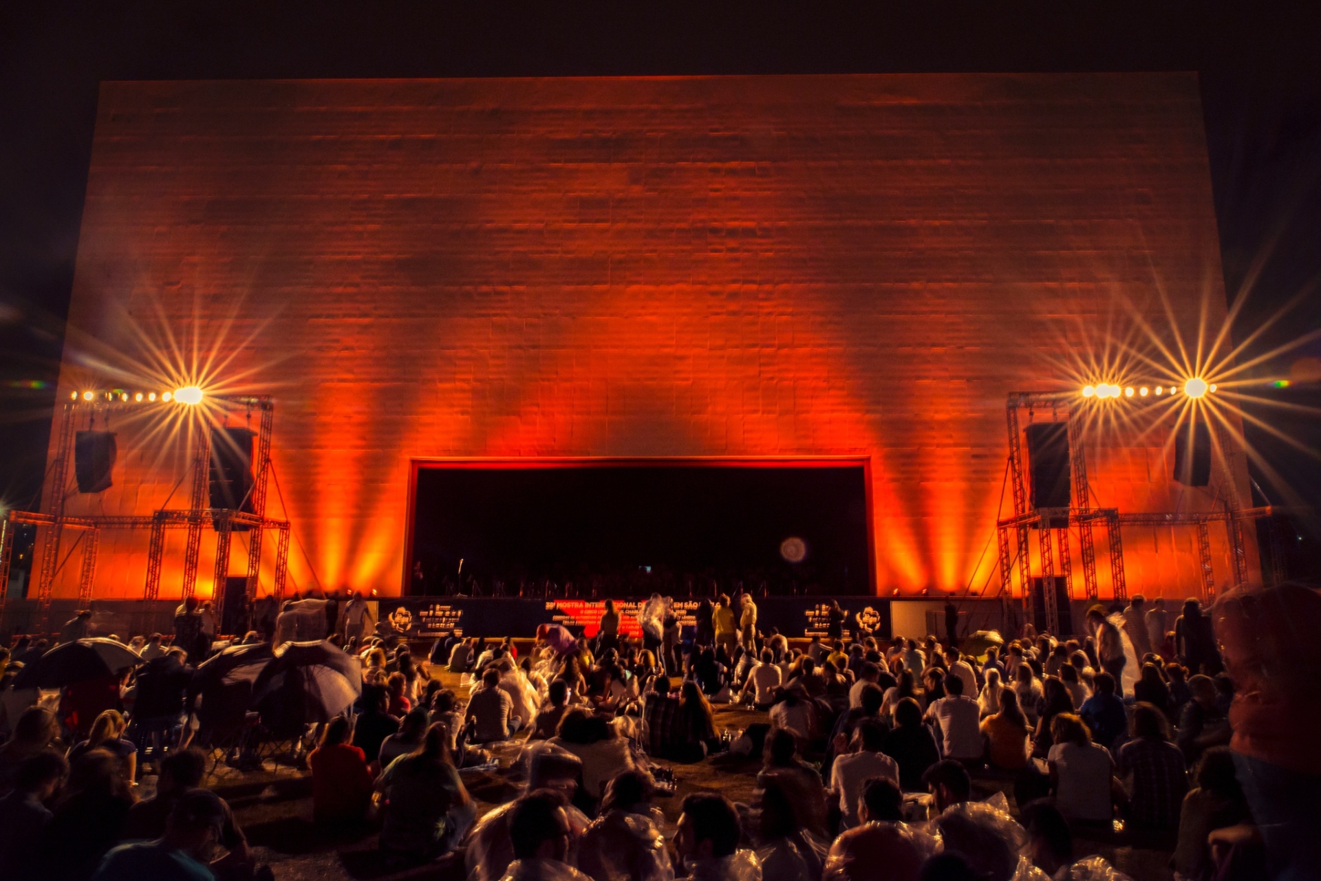 1°.nov.2014 - O longa "O Circo", de Charlie Chaplin, foi exibido gratuitamente no parque Ibirapuera, acompanhado pela Orquestra Experimental de Repertório da Fundação Theatro Municipal de São Paulo. A homenagem aos 100 anos do personagem Carlitos marcou o encerramento da Mostra Internacional de Cinema de São Paulo Paulo. A homenagem aos 100 anos do personagem Carlitos marcou o encerramento da Mostra Internacional de Cinema de São Paulo - Rafael Roncato/UOL