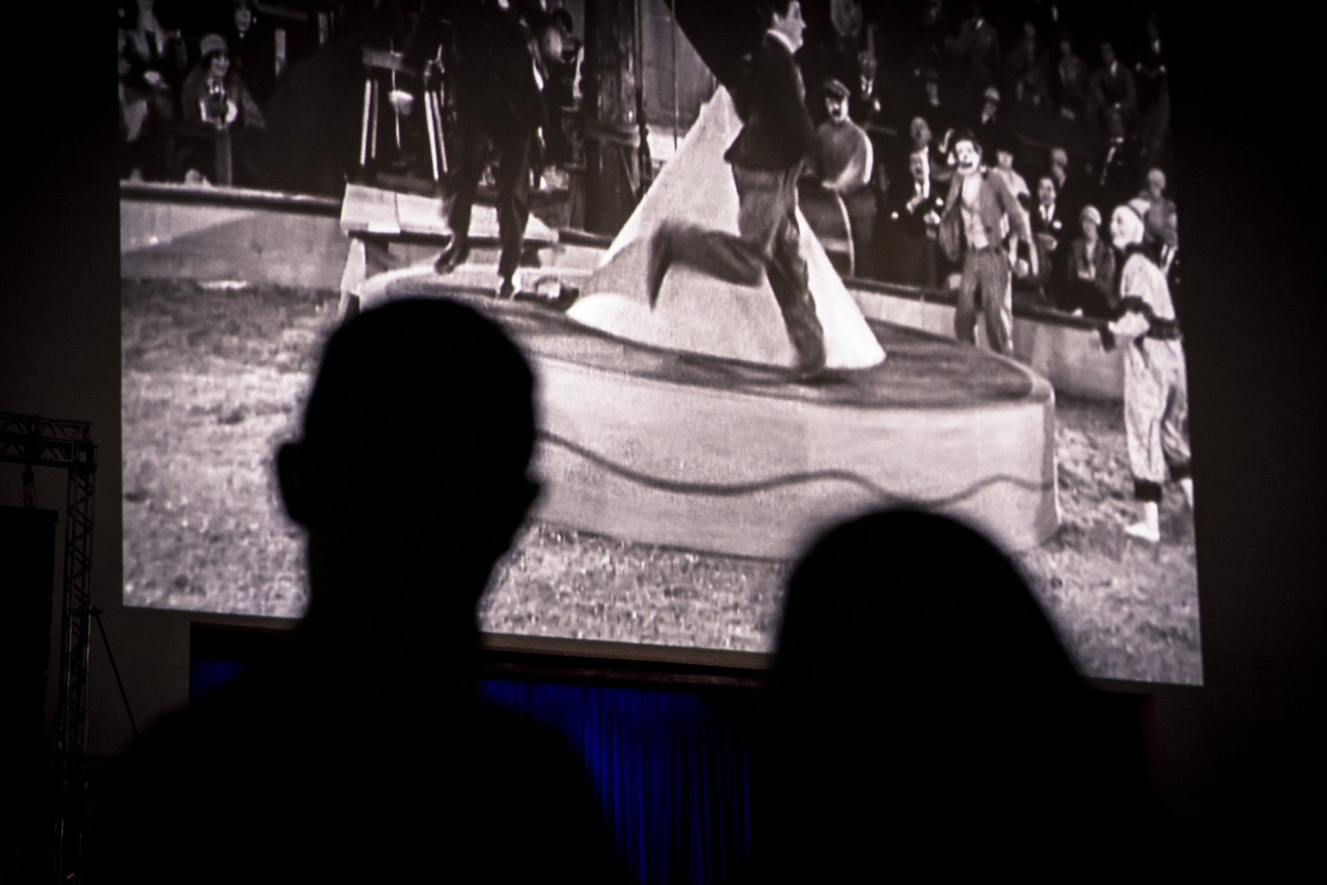 1°.nov.2014 - O longa "O Circo", de Charlie Chaplin, foi exibido gratuitamente no parque Ibirapuera, acompanhado pela Orquestra Experimental de Repertório da Fundação Theatro Municipal de São Paulo. A homenagem aos 100 anos do personagem Carlitos marcou o encerramento da Mostra Internacional de Cinema de São Paulo - Rafael Roncato/UOL