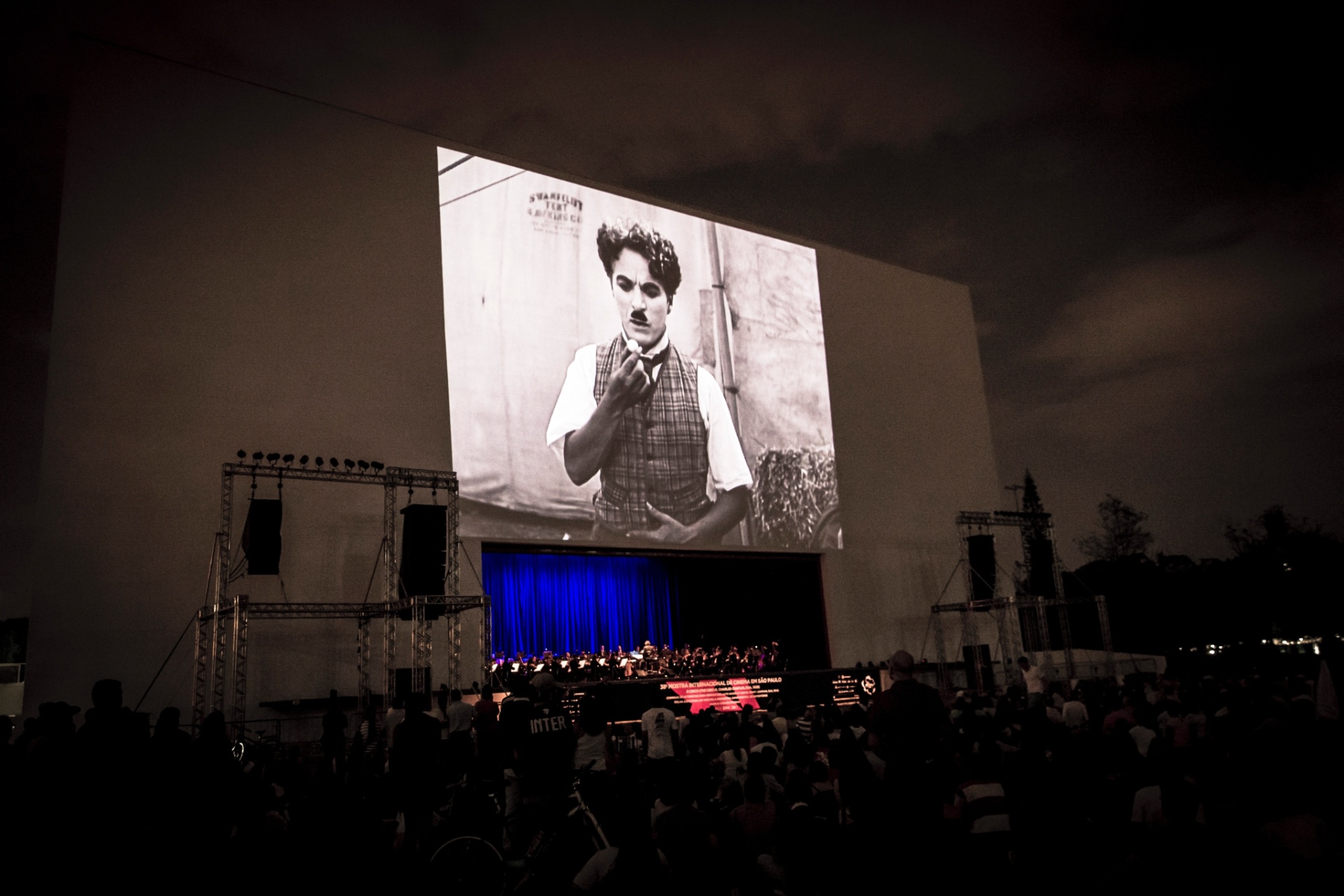 1°.nov.2014 - O longa "O Circo", de Charlie Chaplin, foi exibido gratuitamente no parque Ibirapuera, acompanhado pela Orquestra Experimental de Repertório da Fundação Theatro Municipal de São Paulo. A homenagem aos 100 anos do personagem Carlitos marcou o encerramento da Mostra Internacional de Cinema de São Paulo - Rafael Roncato/UOL