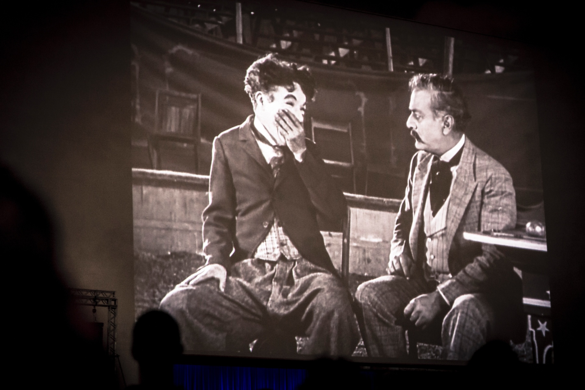 1°.nov.2014 - O longa "O Circo", de Charlie Chaplin, foi exibido gratuitamente no parque Ibirapuera, acompanhado pela Orquestra Experimental de Repertório da Fundação Theatro Municipal de São Paulo. A homenagem aos 100 anos do personagem Carlitos marcou o encerramento da Mostra Internacional de Cinema de São Paulo - Rafael Roncato/UOL