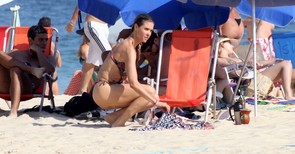 2.nov.2014 - Fernanda Lima é flagrada nas areias do Leblon enquanto se prepara para deitar na canga
