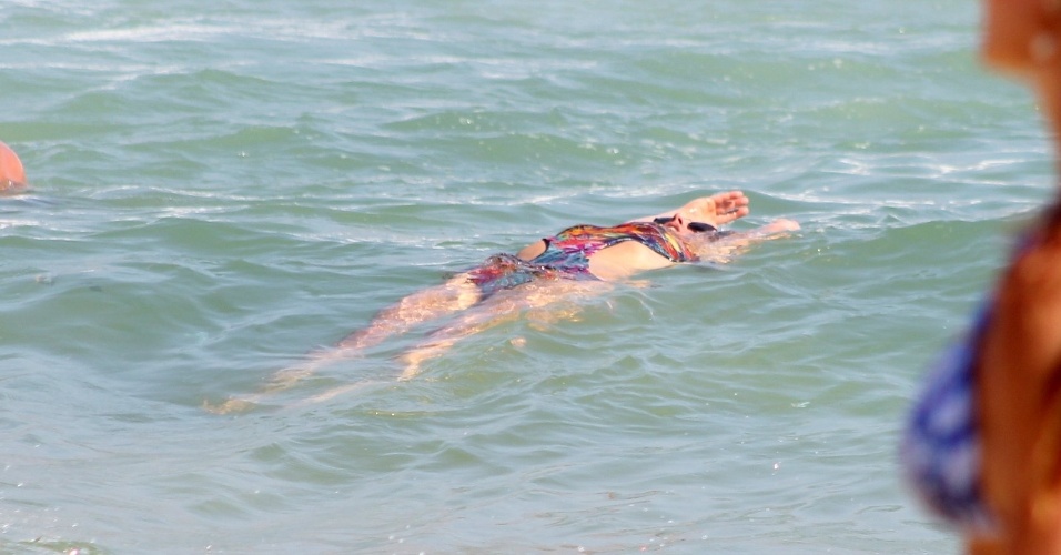 2.nov.2014- Para se refrescar da alta temperatura, Fernanda Lima relaxa no mar do Leblon, praia carioca