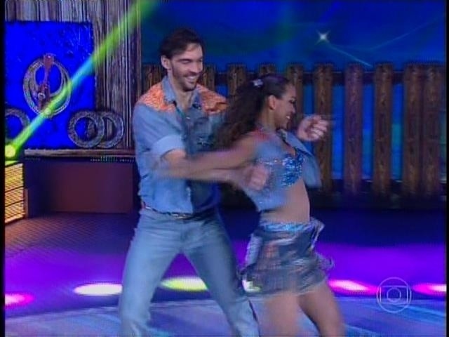 Giba e Camila Lobo dançaram um sucesso de Luan Santana no dia do sertanejo. 