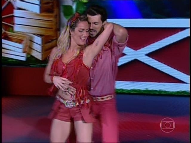 Giovanna Ewbank e Rogério Mendonça sensualizam dançando sertanejo no "Domingão do Faustão"