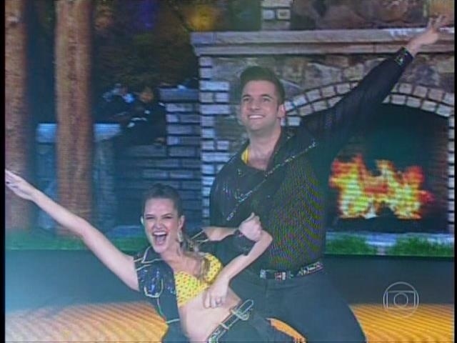 Juliana Paiva e Átila Amaral foram a quinta dupla a se apresentar na "Dança dos Famosos"