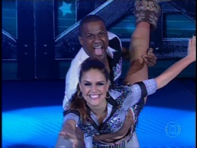 Paloma Bernardi e Patrick Carvalho eram só sorrisos durante toda a apresentação da "Dança dos Famosos"
