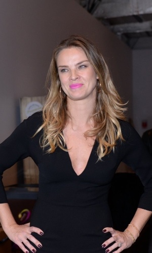 3.nov.2014 - Atriz e modelo, Letícia Birkheuer foi à primeira noite da SPFW com um look preto e batom cor de rosa