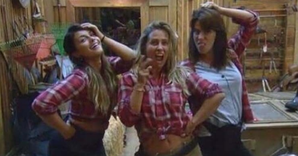 3.nov.2014 - Babi Rossi, Andréia Sorvetão e Heloisa Faissol fazem pose em frente ao espelho do celeiro em 