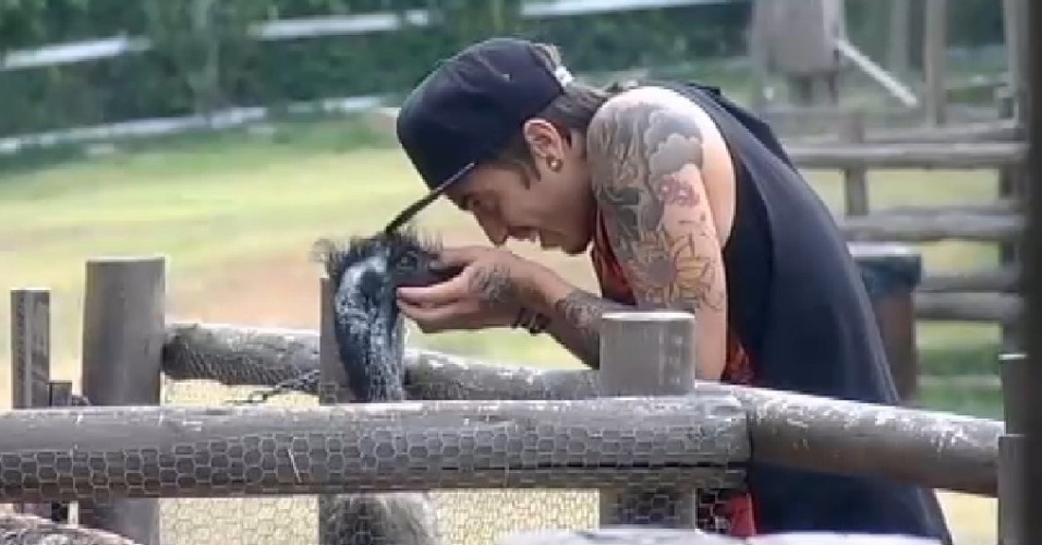 3.nov.2014 - DH faz carinho no bico do emu em "A Fazenda 7"