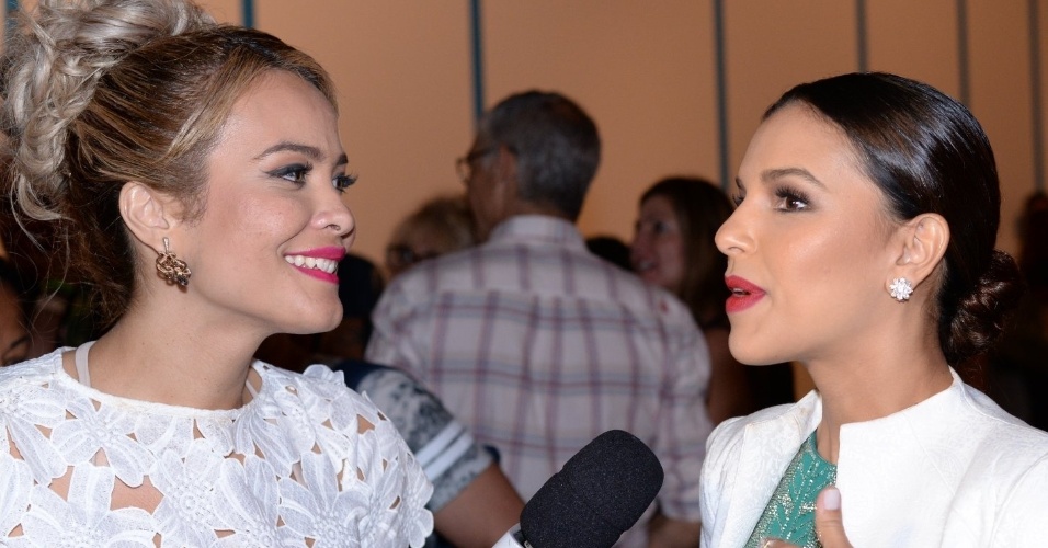 3.nov.2014 - Geisy Arruda entrevista a atriz Mariana Rios nos bastidores da SPFW