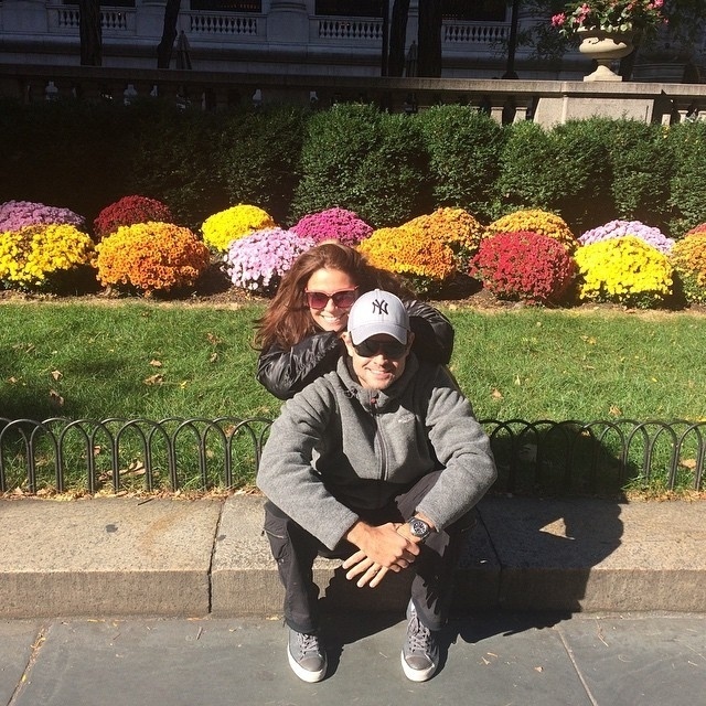 3.nov.2014 - Giovanna Antonelli e o marido Leonardo Nogueira já estão em Nova York. A atriz pretende passar um mês na cidade para fazer cursos de atuação e assistir a algumas peças da Broadway