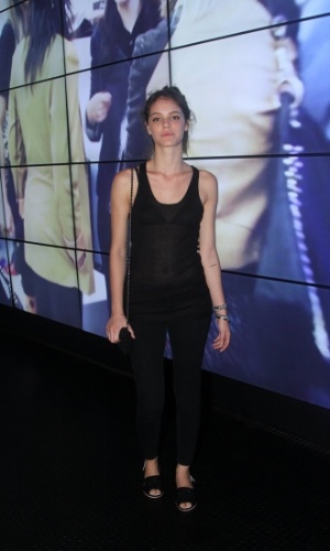 3.nov.2014 - Laura Neiva chega à inauguração da mostra interativa de moda e arte, MOVE Plasticit, em comemoração aos 35 anos da Melissa, no porão da Bienal em SP