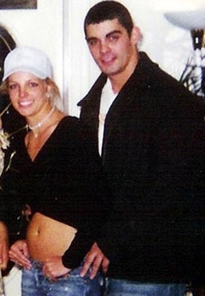 Em 2004, a pop star Britney Spears se casou com o amigo de infância Jason Alexander em uma capela em Las Vegas, nos EUA. Dois dias depois o casal pediu anulação da união