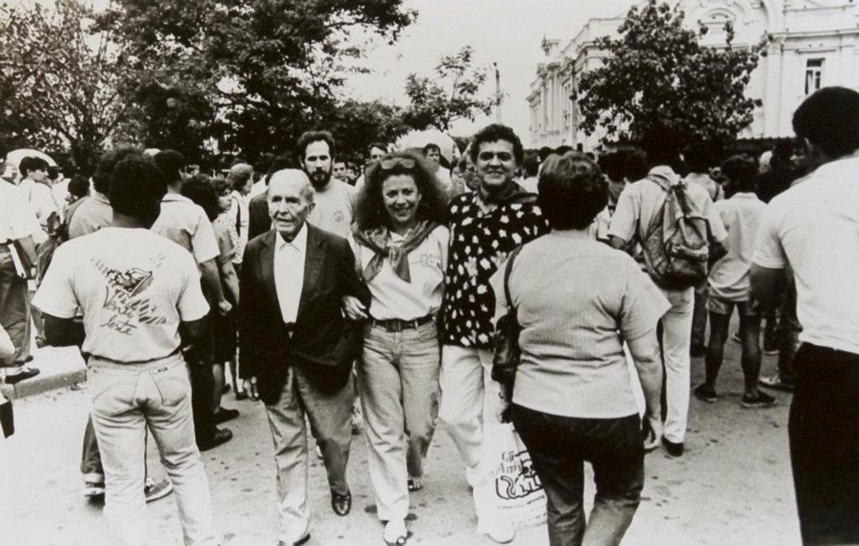 Taiguara participa de caminhada nos anos 80 ao lado de Beth Carvalho e Luís Carlos Prestes. Após suas canções serem censuradas, o cantor e compositor deu início a fase ativista - Divulgação