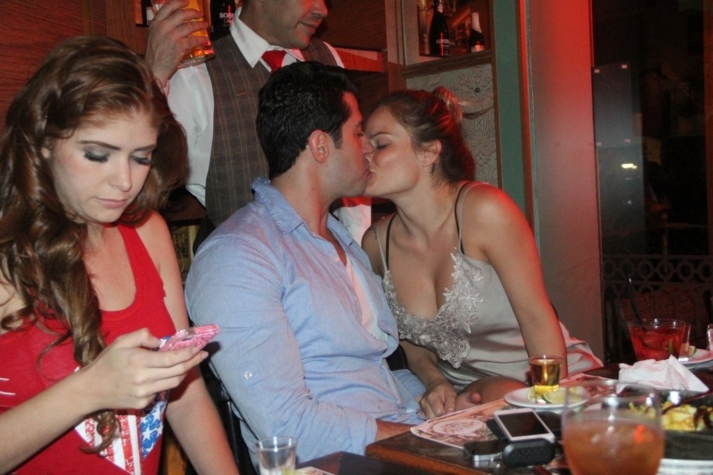3.nov.2014 - Os ex-BBBs Marcelo Zagonel e Natália Casassola são flagrados aos beijos durante um jantar nesta segunda-feira