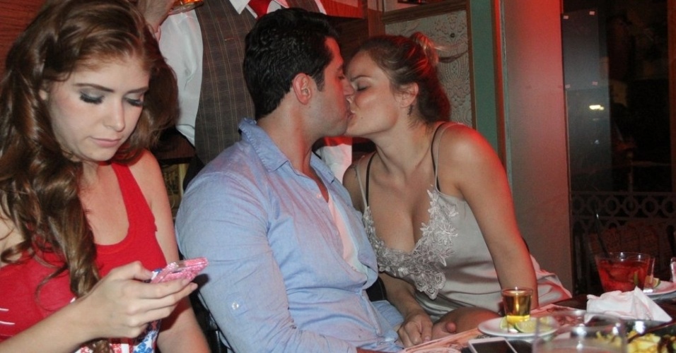 3.nov.2014 - Os ex-BBBs Marcelo Zagonel e Natália Casassola são flagrados aos beijos durante um jantar nesta segunda-feira