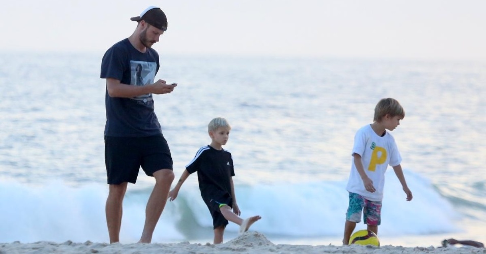 4.nov.2014 - Rodrigo Hilbert joga bola com os filhos gêmeos, João e Francisco, na praia do Leblon, no Rio