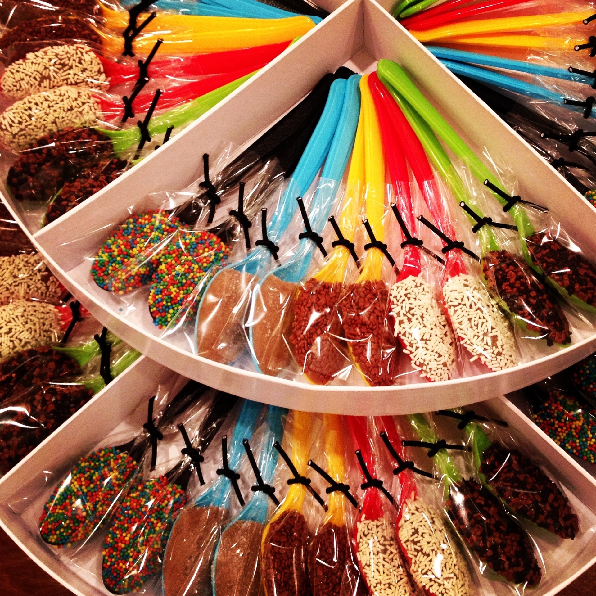 baby bum a colher de brigadeiro | Caixa redonda com 40 colheres recheadas de brigadeiro, de A Colher de Brigadeiro. R$ 170. O produto é uma das novidades da feira Baby Bum (www.babybum.com.br/sao-paulo), que acontece 5 a 8 de novembro, em São Paulo - Divulgaçâo