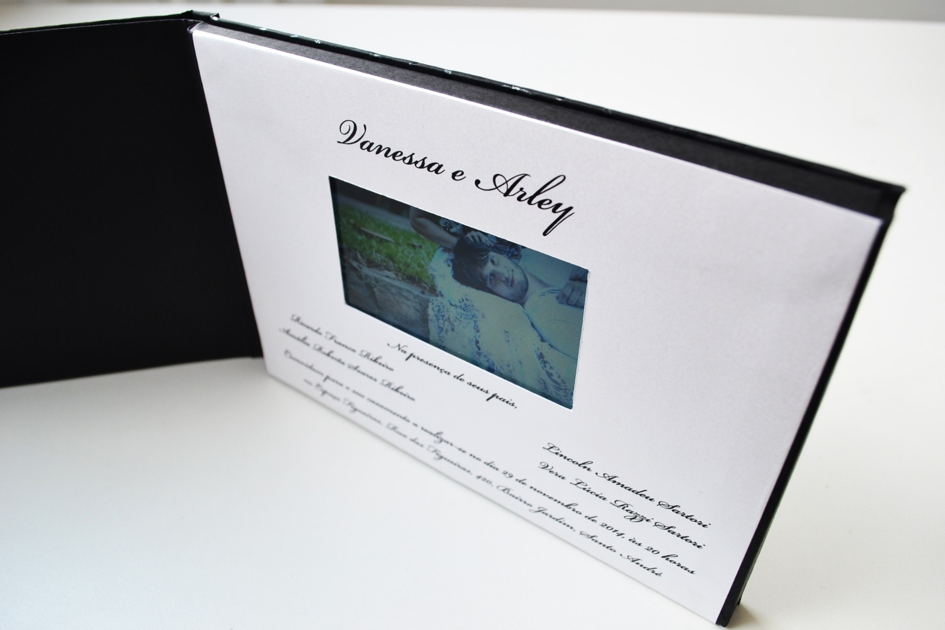 Convite com tela de LCD - Divulgação