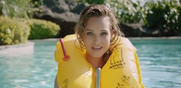 No polêmico vídeo da Air New Zealand, beldade ensina como usar o colete salva-vidas - Divulgação/Air New Zealand