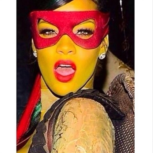 2.nov.2014 - Rihanna sensualiza fantasiada de tartaruga ninja no Instagram
