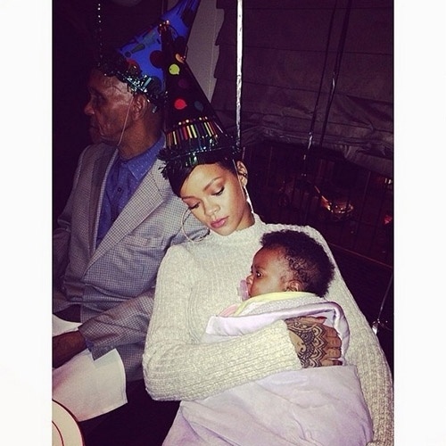 4.nov.2014 - Rihanna posa com o sobrinho em foto publicada no Instagram