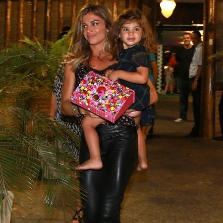 5.nov.2014- Grazi Massafera leva Sofia ao aniversário de 7 anos de Benício, filho de Angélica e Huck, que aconteceu em uma casa de festas na Barra da Tijuca, zona oeste do Rio - Dilson Silva / AgNews - Dilson Silva / AgNews