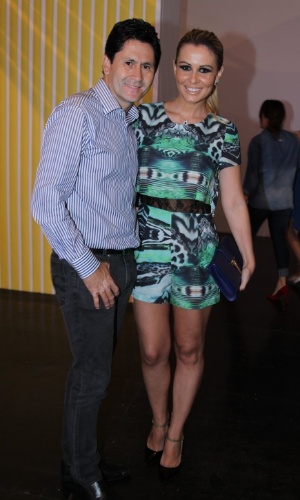 5.nov.2014- O cantor Gian acompanha a mulher, a blogueira Tati Moreto, em mais um dia do evento de moda em São Paulo
