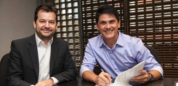 Ao lado de Paulo Franco, superintendente artístico e de programação da Record, César Filho assinou contrato com a emissora