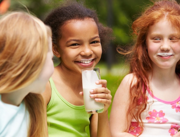 Leites alternativos ao de vaca não conseguem suprir a necessidade infantil de vitamina D - Getty Images