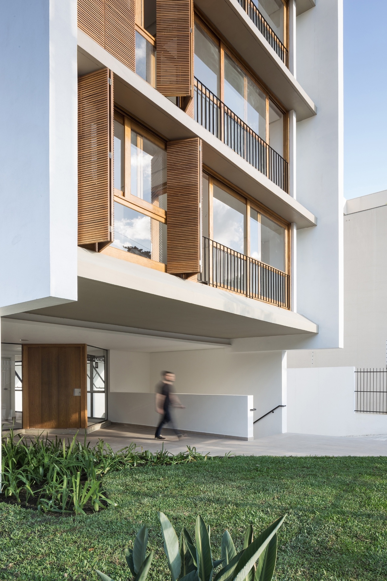 [FINALISTA] O Melhor da Arquitetura 2014 - categoria "Condomínios Residenciais": Edifício Praça Municipal 47 - Arquitetura Nacional. No edifício de 1.532 m², com cinco pavimentos, situado na capital gaúcha, as esquadrias de madeira com vidro ocupam todo o pé-direito da área social de cada apartamento, reforçando a passagem de luz natural. As janelas articuladas, também de madeira, dão movimento à fachada - Divulgação