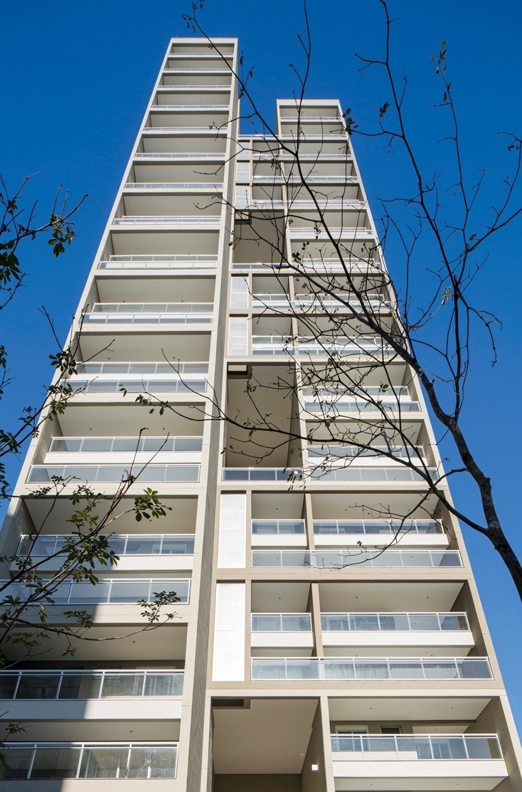 [FINALISTA] O Melhor da Arquitetura 2014 - categoria "Condomínios Residenciais": Unitt Urban Living - Basiches Arquitetos Associados. Localizado na cidade de São Paulo (SP), o prédio tem um encaixe assimétrico, porém perfeito, entre os apartamentos dúplex de três diferentes tamanhos (58 m², 109 m² e 167 m²). O projeto arquitetônico da torre de 11.554 m² exibe variações de pé-direito e uma fachada com vazios - Divulgação