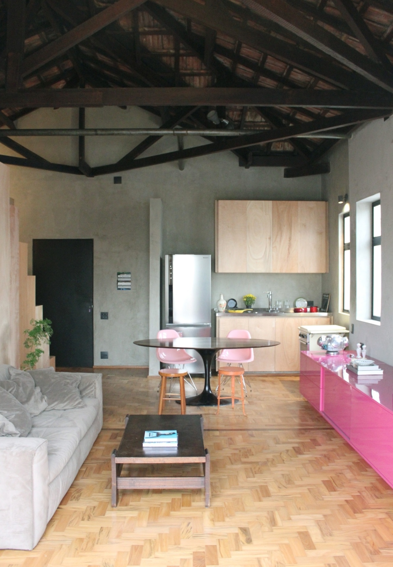 [FINALISTA] O Melhor da Arquitetura 2014 - categoria "Reforma de Apartamento": Apartamento Santa Cecília - ABPA. Durante a reforma da antiga casa de zelador, na cobertura de um prédio paulistano, uma surpresa: a remoção da laje revelou um telhado, que passou a fazer parte do novo visual e deu cara nova ao imóvel. Com exceção do quarto, os demais cômodos não possuem divisórias, o que proporciona a amplitude necessária a um imóvel pequeno - Divulgação