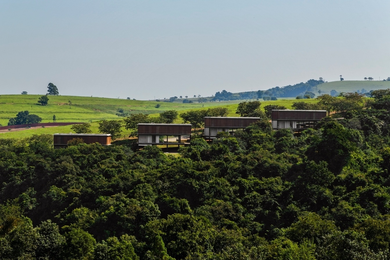 [VENCEDOR] O Melhor da Arquitetura 2014 - categoria "Condomínios Residenciais": Residências da Mata - Gui Mattos. Erguidas sobre pilotis, as casas deste condomínio em Porto Feliz (SP) tiram proveito da topografia acidentada. O projeto arquitetônico previu a racionalização da montagem por meio de estruturas metálicas e lajes pré-fabricadas - Divulgação