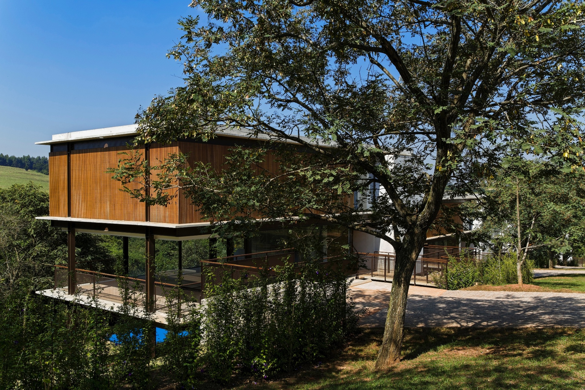 [VENCEDOR] O Melhor da Arquitetura 2014 - categoria "Condomínios Residenciais": Residências da Mata - Gui Mattos. Erguidas sobre pilotis, as casas deste condomínio em Porto Feliz (SP) tiram proveito da topografia acidentada. O projeto arquitetônico previu a racionalização da montagem por meio de estruturas metálicas e lajes pré-fabricadas. Treliças para a fachada (foto) e banheiros prontos também agilizaram a execução da obra de 5,3 mil m² - Divulgação