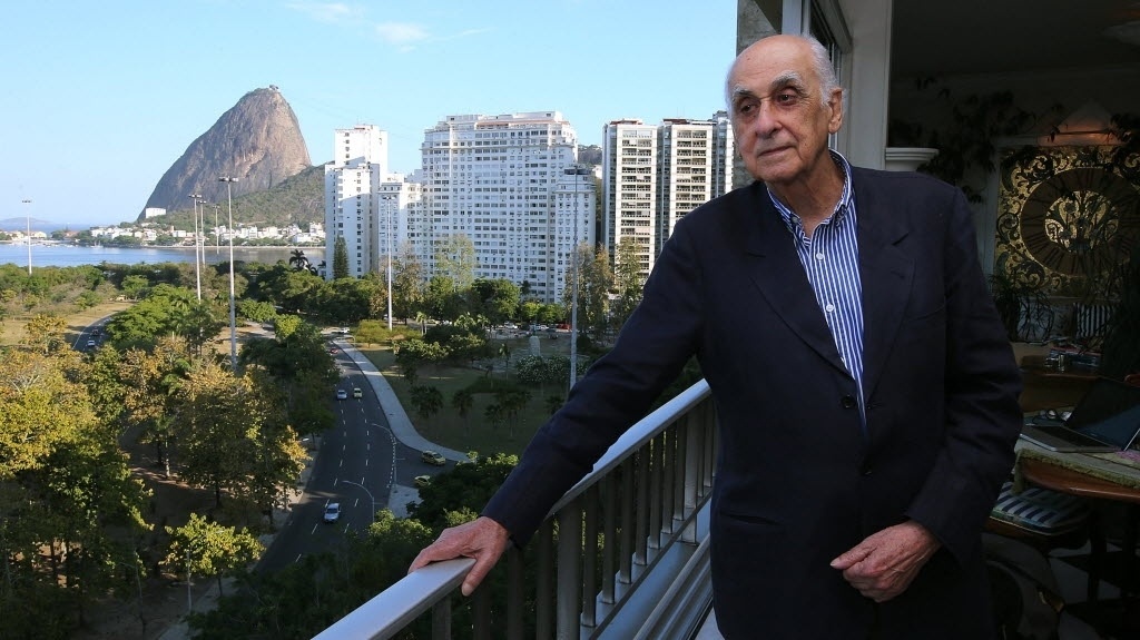 30.out.2014 - O escritor Zuenir Ventura comemora no Rio de Janeiro sua escolha como novo imortal na Academia Brasileira de Letras em substituição a Ariano Suassuna - Julio Cesar Guimaraes/UOL