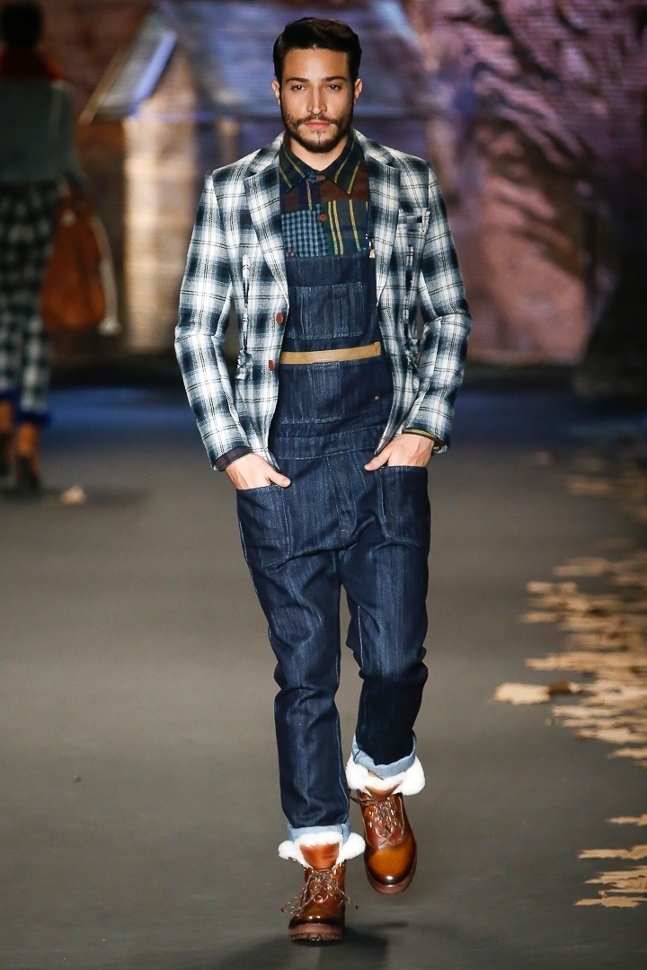 3.nov.2014 - Modelo desfila combinação de jeans e estampa clássica xadrez para a marca Cavalera, na SPFW Inverno 2015 - Alexandre Schneider/UOL