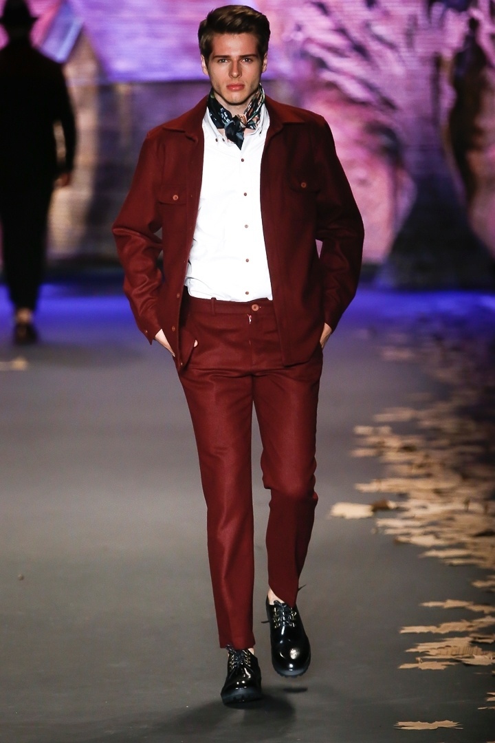 3.nov.2014 - Modelo masculino desfila pela grife Cavalera na 38ª SPFW - Alexandre Schneider/UOL