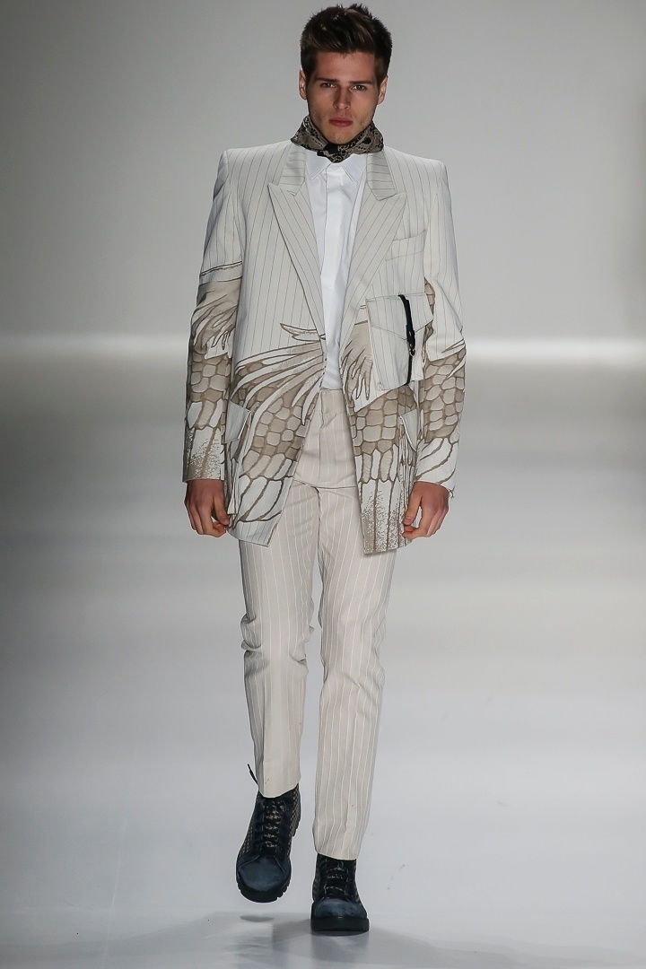 4.nov.2014 - Modelo com peças de alfaiataria em tons claros, da marca João Pimenta, na SPFW - Rodrigo Paiva/UOL