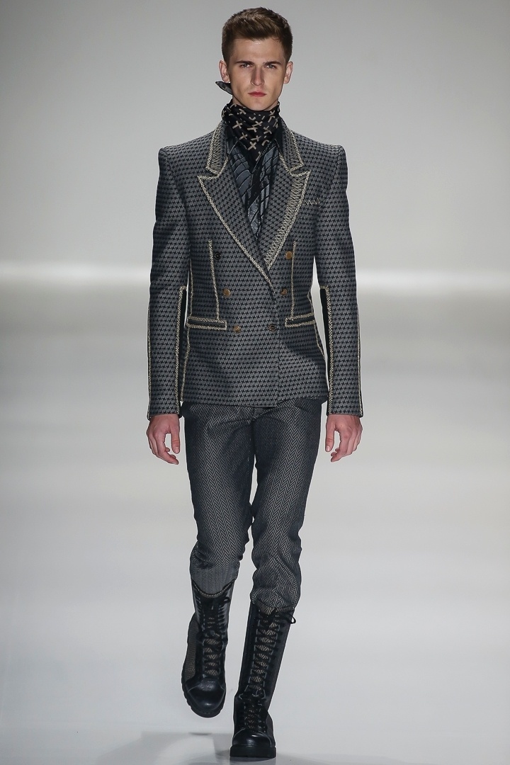 4.nov.2014 - Modelo desfila peças de alfaiataria durante a apresentação da grife João Pimenta, no Inverno 2015 da SPFW - Rodrigo Paiva/UOL