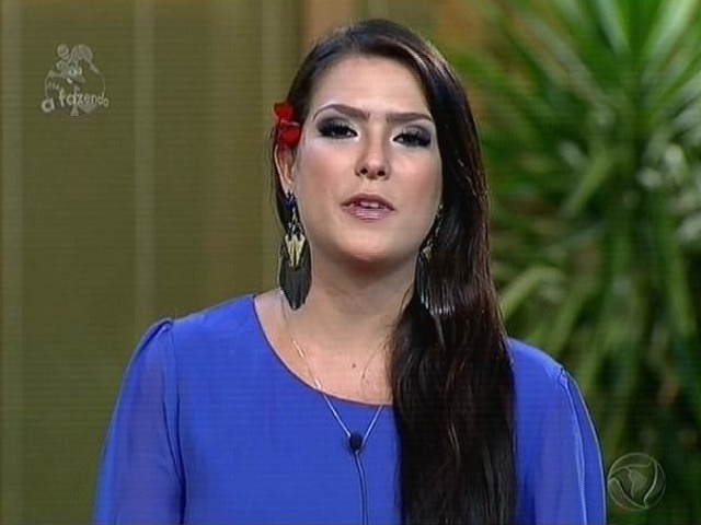 6.nov.2014 - Débora Lyra defende sua permanência em "A Fazenda 7", dizendo que está construindo uma história com Marlos no reality show