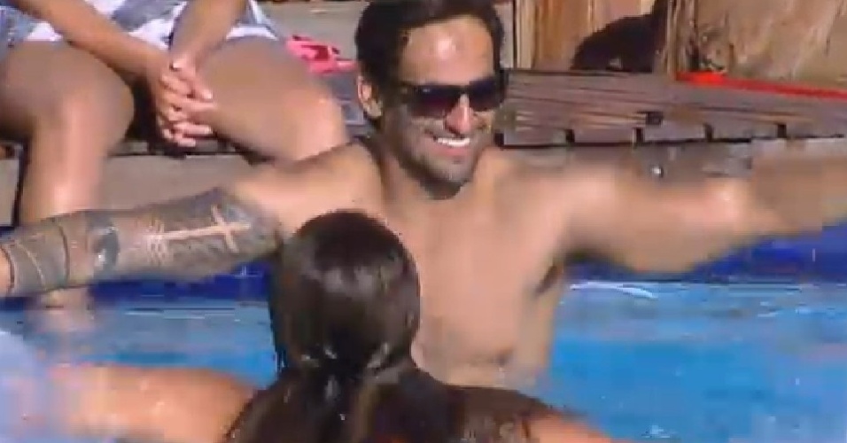 6.nov.2014 - MC Bruninha tenta pegar Leo Rodriguez em brincadeira de pega-pega na piscina de "A Fazenda 7"