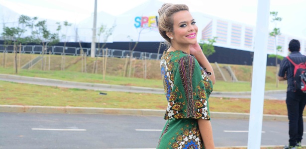 De coque no cabelo e mais elegante, Geisy Arruda marca presença no quarto dia da São Paulo Fashion Week