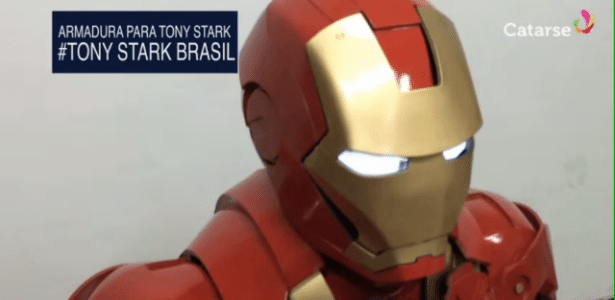 A armadura que está na mira do Tony Stark brasileiro: não voa, mas têm máscara que sobe automaticamente, repulsores de mão, reator luminoso no peito e flaps móveis nas costas - Divulgação - Divulgação