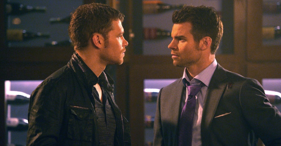 Klaus (Joseph Morgan) e Elijah (Daniel Gillies) encontram seus pais na segunda temporada: uma nova ameaça paira sobre eles
