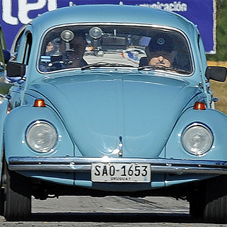 Jose Mujica participa de corrida com seu Volkswagen Fusca 1987 azul Jose Mujica participa de corrida com seu Volkswagen Fusca 1987 azul