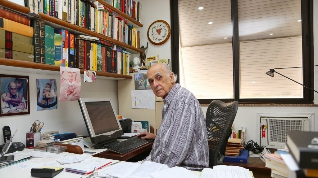 Zuenir Ventura recebe UOL em sua casa recebeu o UOL em sua casa, em uma cobertura em Ipanema, cercado de fotos dos netos Eric, de quase dois anos, e Alice, de cinco - Marco Antonio Cavalvalcanti/UOL