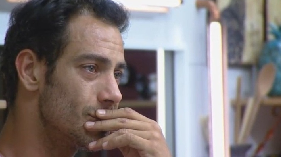 17.set.2014 - Diego Cristo chora ao desabafar com Marlos Cruz sobre os filhos em "A Fazenda 7"