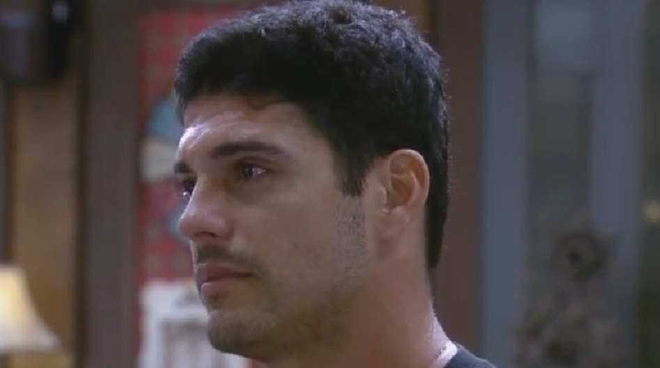 17.set.2014 - Marlos Cruz chora com o amigo Diego Cristo ao desabafar sobre a vida pessoal em "A Fazenda 7"